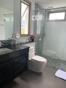 ein Bad mit einem Waschbecken, einem WC und einer Dusche in der Unterkunft The Regent Kamala Penthouse with private pool in Kamala Beach