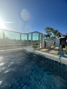 una piscina con vistas al océano en The Regent Kamala Penthouse with private pool en Kamala Beach