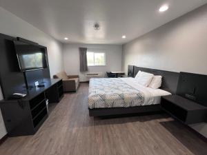 a bedroom with a bed and a flat screen tv at Motel 6 Bullhead City, Az - Laughlin in Bullhead City