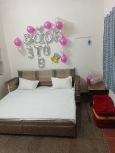 Postel nebo postele na pokoji v ubytování Bhanwar VILLA HOTEL