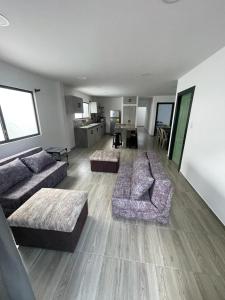 ein Wohnzimmer mit 2 Sofas und einer Küche in der Unterkunft Casa Halley #6 con vista al mar in Playas