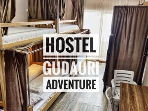 um dormitório de hostel com beliches com as palavras guardião do hostel em Hostel Gudauri Adventure em Gudauri