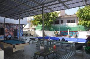 - un billard et des tables de ping-pong sur la terrasse dans l'établissement Top One Backpacker Hostel, à Vientiane
