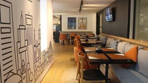 - un restaurant avec des tables et des chaises en bois dans une chambre dans l'établissement EASY STAR - Flat Aconchegante ao lado da Av Paulista - AK01H, à São Paulo