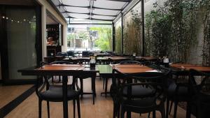 um grupo de mesas e cadeiras num restaurante em EASY STAR - Flat Aconchegante ao lado da Av Paulista - AK01H em São Paulo