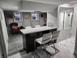 una cucina con bancone bianco e sedie di LUXURY 2-BEDROOMS UNIT WITH WIFI, LDR & PARKING. a Cambridge