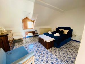 ナポリにあるLe terrazze di Chiaiaのベッドルーム(青いベッド1台、テーブル、椅子付)