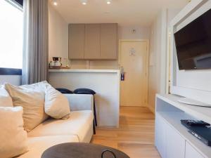 uma sala de estar com um sofá e uma cozinha em Easy Star - Flat Aconchegante C/Vaga na Bela Cintra - XA03G em São Paulo