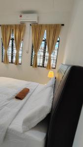 Llit o llits en una habitació de Ipoh Leisurely Cozy Ipoh Garden Tambun Home