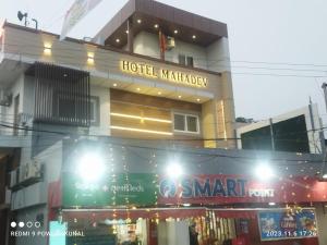 een hotelgebouw met een bord dat staat voor hotelwandelpad bij Hotel Mahadev Rishikesh in Rishīkesh