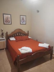 ein Schlafzimmer mit einem Bett mit zwei Handtüchern darauf in der Unterkunft Alto Hermoso Apart in Cordoba