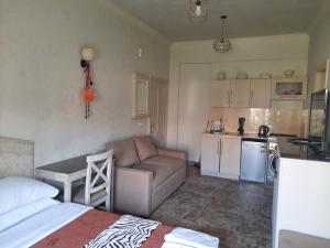 een woonkamer met een bank en een tafel in een keuken bij Pool front, Fast Wi-Fi, Great location in Sharm El Sheikh