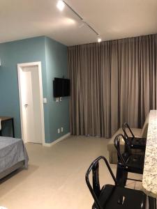 a room with a bedroom with a bed and a television at Studio Completo, Condominio Grand Smart Residence in Aracaju