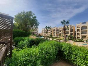 een uitzicht op een resort met palmbomen en gebouwen bij Pool front, Fast Wi-Fi, Great location in Sharm El Sheikh