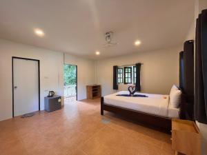 a bedroom with a large bed in a room at Golden Hill Resort in Wok Tum