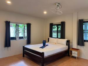 sypialnia z łóżkiem z ptakiem siedzącym na nim w obiekcie Golden Hill Resort w mieście Wok Tum