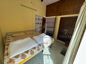 ein Schlafzimmer mit einem Bett in einem Zimmer in der Unterkunft Nadya Homestay For Female & family in Jaipur