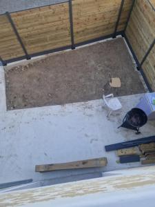 eine Gruppe von Werkzeugen auf dem Boden eines Hauses in der Unterkunft Maison neuf pour 4 personnes 85m2 in Montlouis-sur-Loire