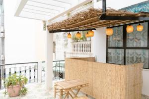 un bar al aire libre con luces de color naranja en el balcón en Celine House, en Ho Chi Minh