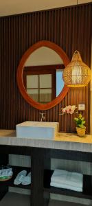 y baño con lavabo y espejo. en Zifa Kuta Lombok, en Kuta Lombok