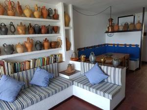 een woonkamer met banken en vazen op planken bij Apartamento estilo marinero en Calella Palafrugell in Palafrugell