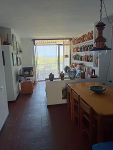 een keuken met een tafel en een eetkamer bij Apartamento estilo marinero en Calella Palafrugell in Palafrugell