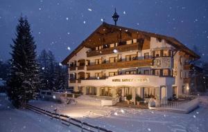 a large building in the snow at night at Die Seefelderin - Boutiquehotel St. Georg in Seefeld in Tirol