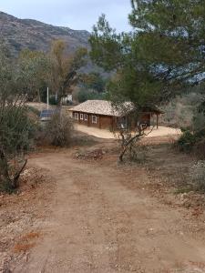 een huis in het midden van een onverharde weg bij Gran Cabaña Falaguera in Bárig