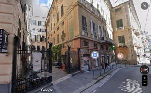 widok na ulicę miejską z budynkami w obiekcie The Apartment Genova w Genui