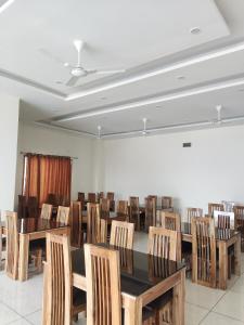 uma sala de conferências com uma mesa longa e cadeiras em Knights Inn em Shamshi