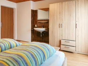 1 dormitorio con cama con lavabo y espejo en Modern Holiday Home in F gen near Ski Area en Fügen