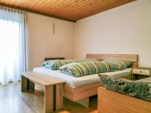 菲根的住宿－Modern Holiday Home in F gen near Ski Area，一间卧室设有一张床和木制天花板
