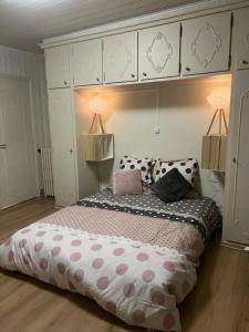 1 dormitorio con 1 cama grande y 2 lámparas en La Résidence 1, en Le Mont-Dore