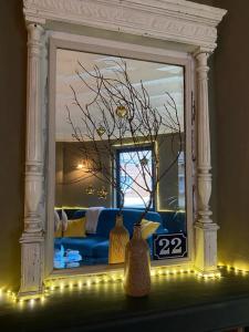 salon z lustrem i niebieską kanapą w obiekcie 22 w mieście Érin