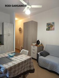 ein Schlafzimmer mit einem Bett und einem Tisch in einem Zimmer in der Unterkunft Marechiaro in Foce Varano