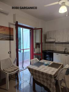 een keuken met een tafel en stoelen in een kamer bij Marechiaro in Foce Varano