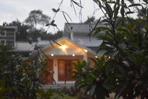 una casa con una luce sulla parte anteriore di Home with garden in a serene locality a Wayanad