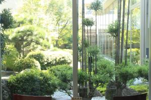 un jardín de árboles y plantas en un edificio en Bellevue Garden Hotel Kansai International Airport en Izumi-Sano