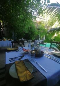 una mesa con un mantel azul. en Cape Standard Guest House, en Ciudad del Cabo