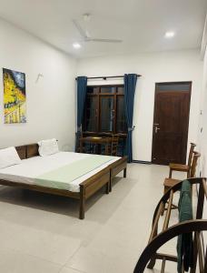 um quarto com uma cama e cadeiras em Victoria Nature Resort em Digana