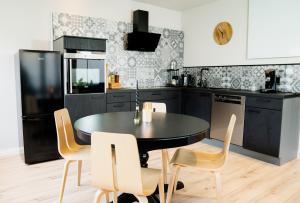 a kitchen with a black table and chairs at Moselzeit in Traben-Trarbach