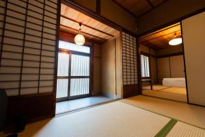 Postel nebo postele na pokoji v ubytování Private Chill Base たまて 三豊市荘内半島の古民家宿 一棟貸しも可