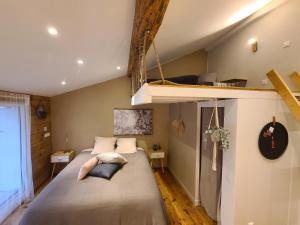 ein Schlafzimmer mit einem Bett und einem Loft in der Unterkunft Plan B in Saint-Jean-Pied-de-Port