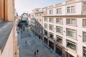 - une vue sur une rue depuis un bâtiment dans l'établissement REVON Art-deco Apartment Laurinska, à Bratislava