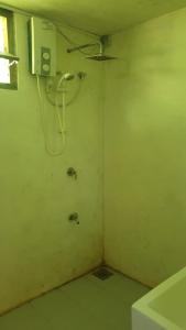 bagno con doccia e telefono a parete di Sinharaja Hostel 114 a Deniyaya