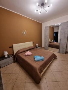 バレストラーテにあるVilla Sunshineのベッドルーム1室(ベッド1台、タオル2枚付)