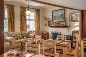 Lanherne Guest House Bed & Breakfast في غراهامستاون: غرفة معيشة مع أريكة وطاولة