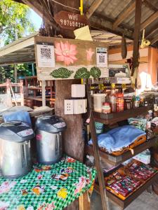 um mercado com uma prateleira com panelas e frigideiras em ต้นพร้าวรีสอร์ท Ton prao Resort 
