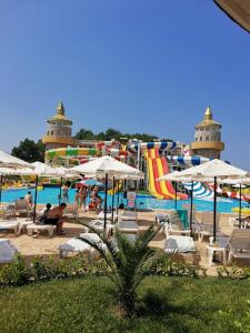 Swimmingpoolen hos eller tæt på Мезонет Сиракови