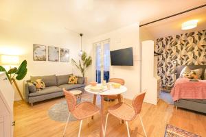 ein Wohnzimmer mit einer Couch und einem Tisch und Stühlen in der Unterkunft Blue Chili 33 - Modernes & gemütliches Business Apartment am Airport BER in Schönefeld